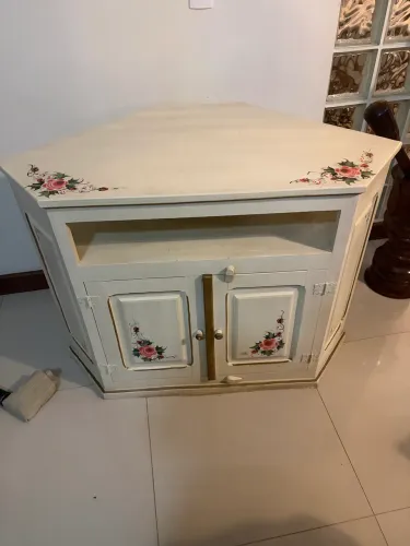 Móvel de canto de madeira maciça.
