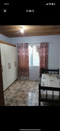 Quarto para alugar, mobiliado, com água, luz, internet, banheiro e cozinha compartilhados.