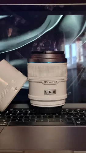 Lente Sirui 33mm f1.2 Sony