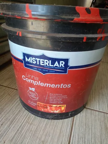 Tinta de piso meio balde