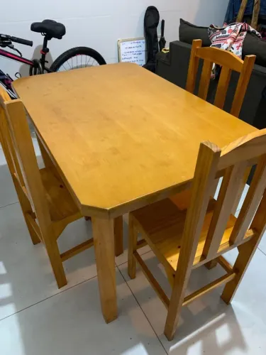 Mesa simples 4 cadeiras com marcas de uso!