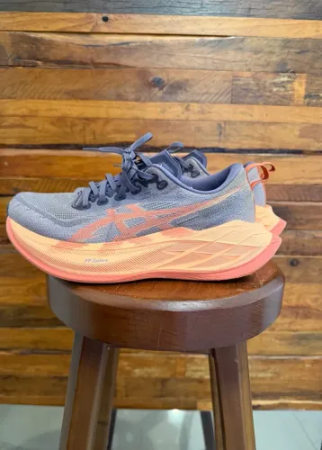 Tênis Asics cinza e coral