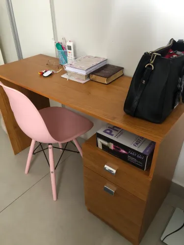Vendo escrivaninha (com cadeira)