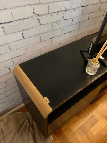 Rack/Aparador de TV preto com detalhes em madeira