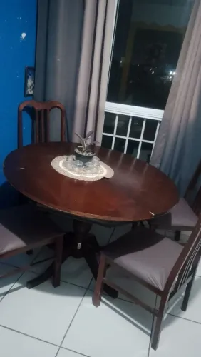 Mesa de jantar com 4 cadeiras antigas