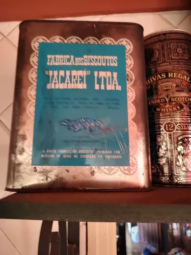 lata antiga da Fábrica dos Biscoutos "Jacareí" Ltda.