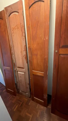 Vendo 4 portas de guarda roupa de madeira
