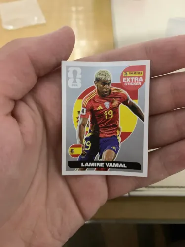 Figurinhas da copa 2026 lamine yamal prata, cr7 comum e federico valverde.