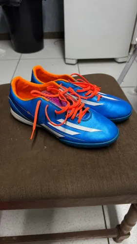 Chuteira de society adidas
