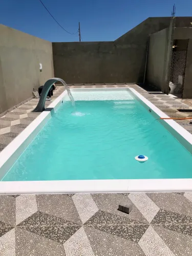 Aluguel Temporada: Casa Espaçosa com Piscina Pertinho da Praia