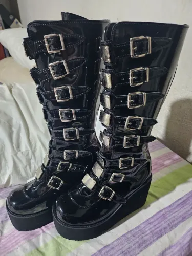 Bota plataforma preta com fivelas 
