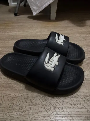 Chinelo Lacoste