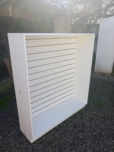 Móvel / Gondola / expositor de MDF para loja com fundo canaletado