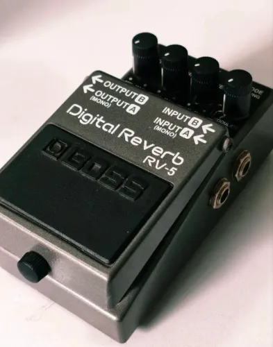 Pedal Boss RV5 muito novo