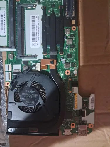 Placa mae Lenovo T470 para peças. Nao funciona