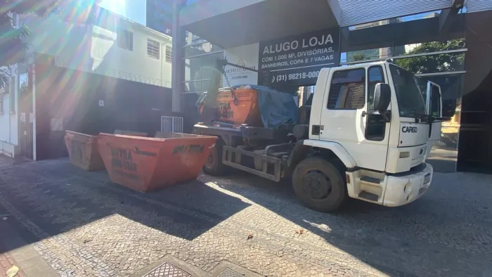 Contrata-se motorista de cacambinha