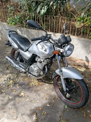 Suzuki yes 125 apenas 73.000 km rodados cor cinza doc ok em ponto de transferir