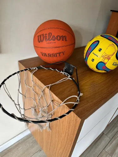 Kit Esportivo - Bola de Basquete + Bola de Vôlei + Cesta de Basquete