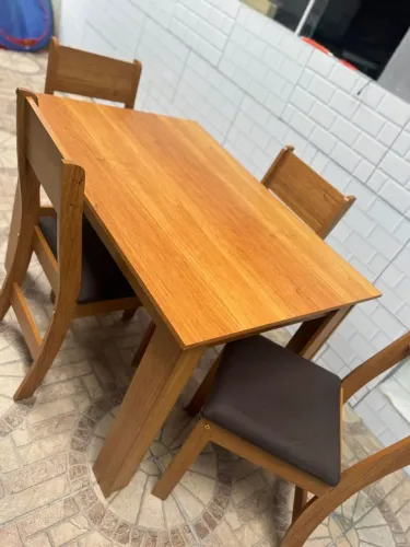 Mesa com 4 cadeiras nova