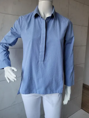 Linda camisa azul com riscas branca.