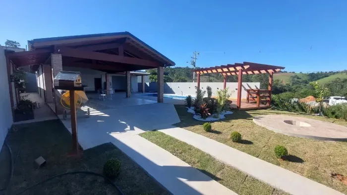 Chácara com escritura em condomínio fechado à venda em Pinhalzinho/SP.