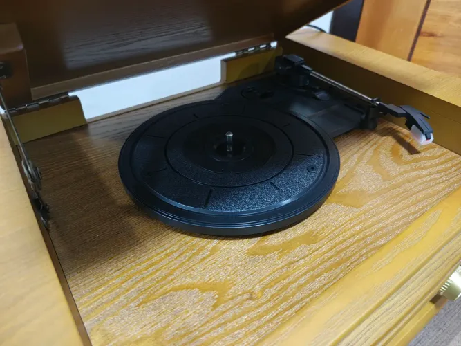 Vitrola retro com toca discos com 3 velocidades, Rádio, CD e Cassete.