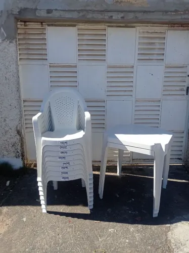 Conjunto Cadeiras novas de plástico suporta carga 182kg.
