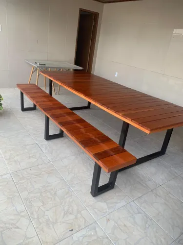 Mesa ripada em jatobá 