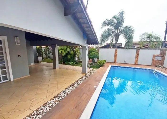 Casa com piscina à venda de 3 dormitórios no Caiçara - Praia Grande - SP