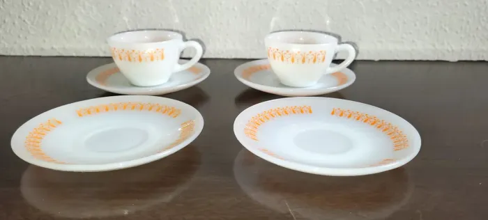 Conjunto com 04 xícaras Gravatinha Usado