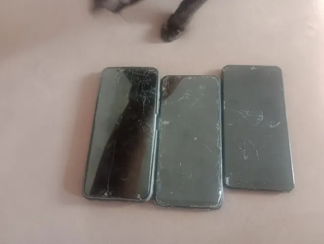 Vendo 3 celulares quebrados para vendas de peças