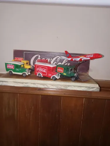 COLEÇÃO DE CARRINHOS /AVIÃO DA COCA COLA MAIS O SUPORTE.