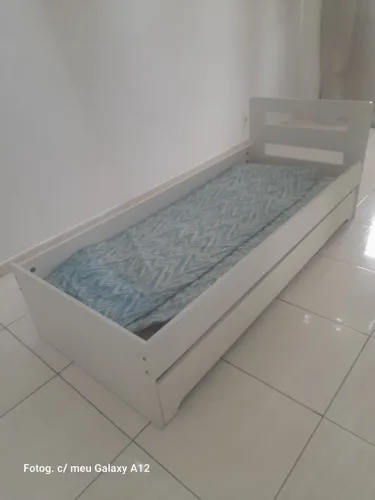 Cama para adolescente semi nova.