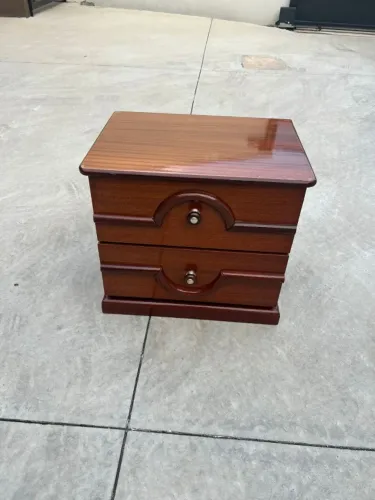 Mesa de cabeceira de madeira tratada