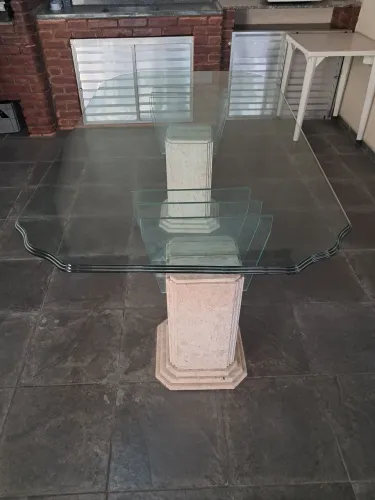 Mesa de Jantar Vidro Grosso Triplo Lapidado e Pés de Mármore