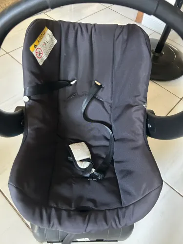 Bebê conforto com base para carro