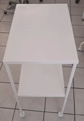 Mesa auxiliar para clínicas estéticas, tatuagem e laboratórios.