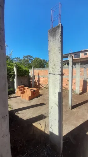 Terreno murado, com início de construção, podendo fazer duas kitnets.