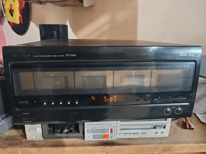 Disqueteira jukebox Sony 100cdsprecisa de manutenção 