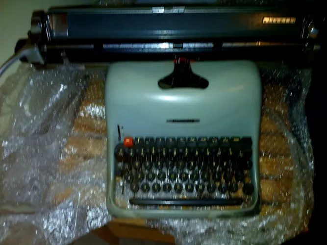 Antiga Máquina de Escrever Olivetti Lexikon 80 - Década de 50 / Relíquia Vintage