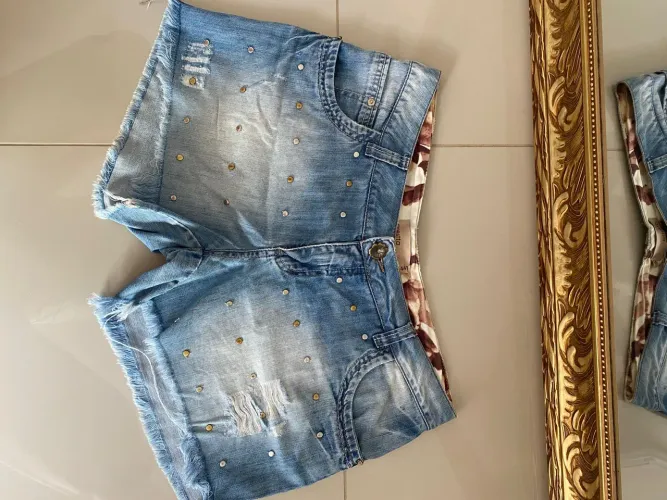 Shorts Jeans claro Arestta com aplicações spike bronze M feminino tamanho medio