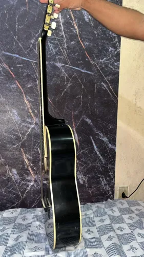 Violão preto, so tem as 3 cordas mas esta tudo ok nele, sem capa do violão 