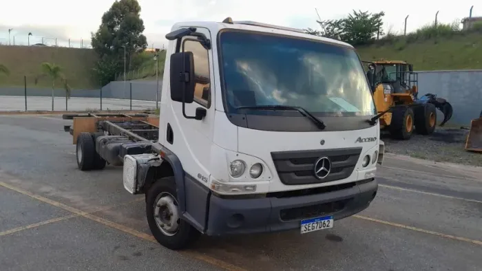 CAMINHAO PLATAFORMA MERCEDES BENZ ACCELO 815 4X2 PBT 8T 156CV