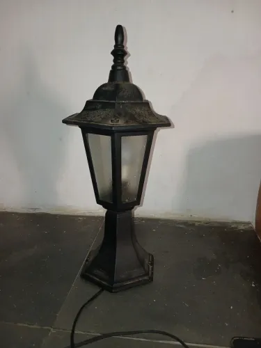 Abajour antigo em metal e vidro estilo luminária de jardim