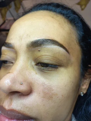 Designer de sobrancelhas + aplicação de henna 