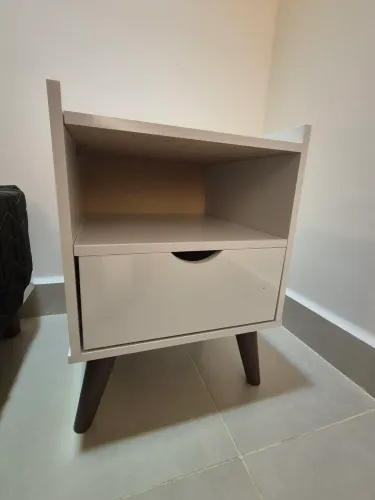 Mesa de cabeceira branca, nova