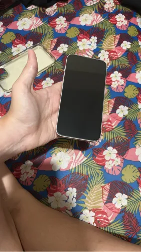 iPhone 13 semi novo em perfeito estado