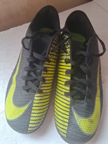 Chuteira Society Nike Mercurial.
