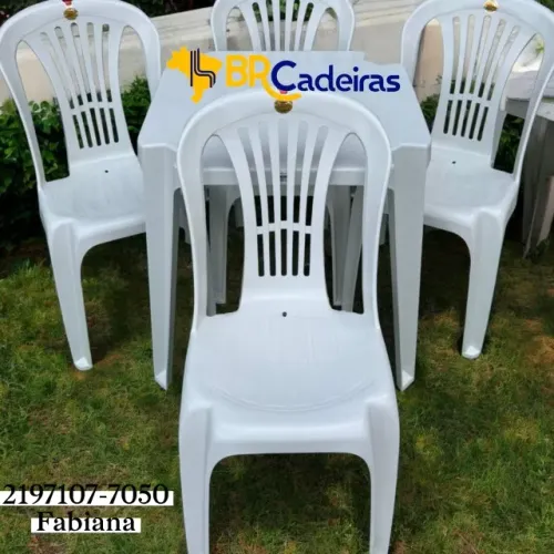 Mesa e cadeiras reforçadas