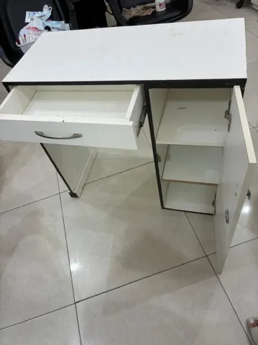 Vendo mesa de manicure usada 